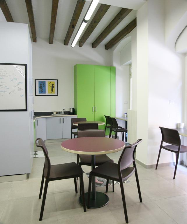 Ostello Locanda Degli Acrobati Brescia Exterior foto