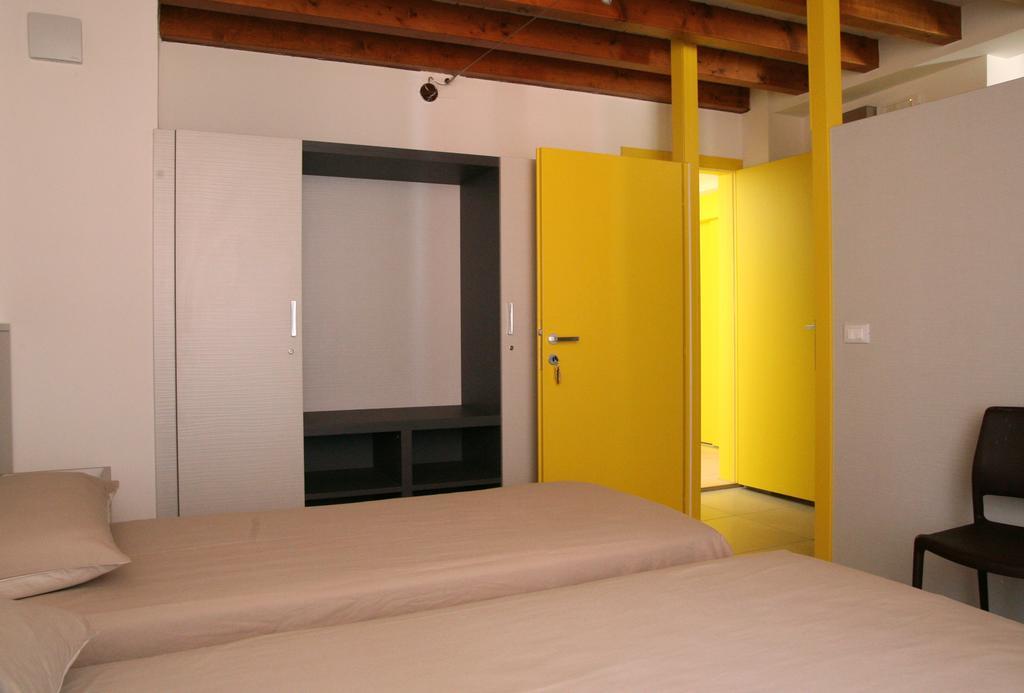 Ostello Locanda Degli Acrobati Brescia Zimmer foto